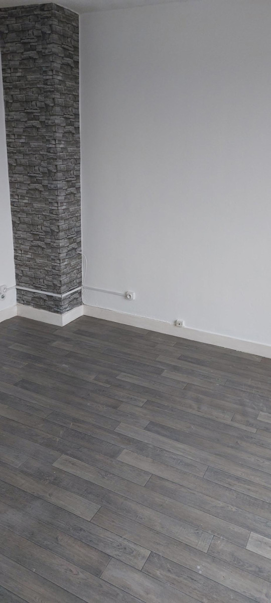 
                                                Vente
                                                 Appt 3 pièces (ravalement et isolation faits)