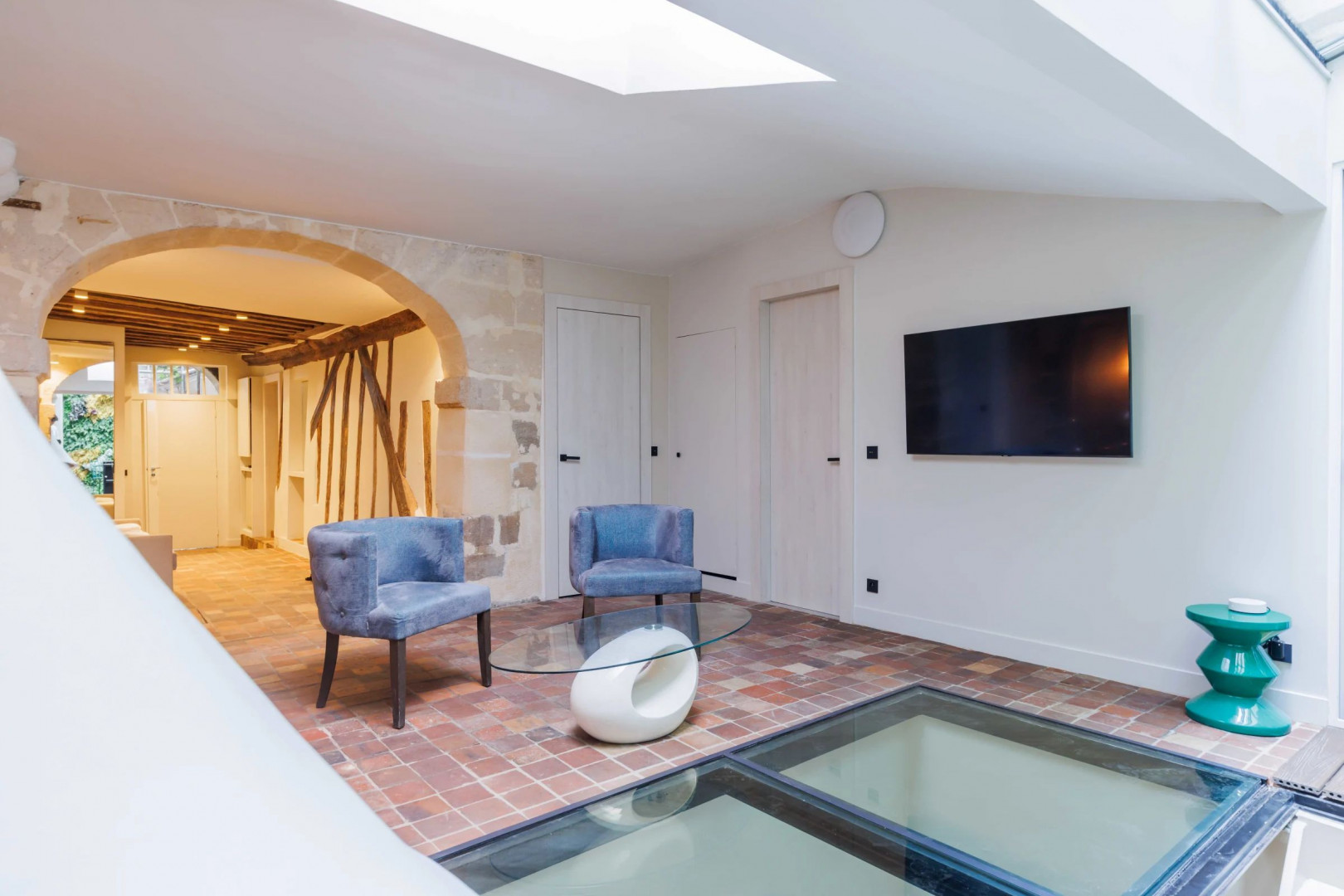 
                                                Location
                                                 Appt unique au coeur du Marais (loyer tout inclus)