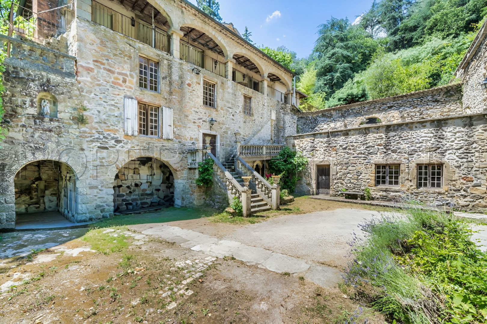 
                                                Vente
                                                 ARDECHE Domaine Réceptions Mariages 5.3 HA Rivière