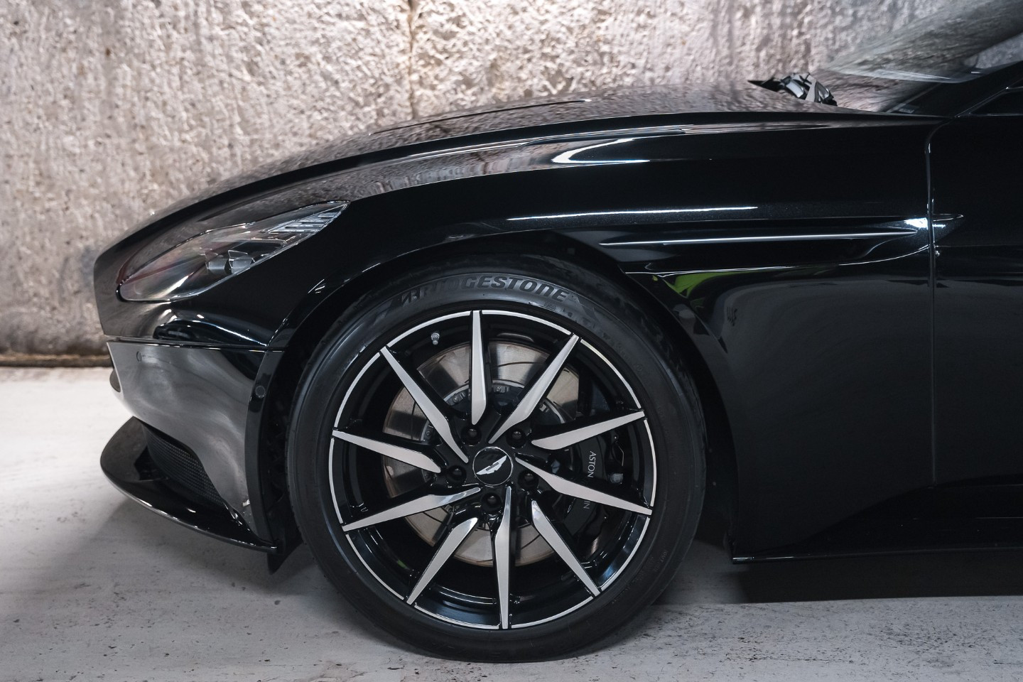 
                                                Voiture
                                                 Aston Martin DB11 V12 5.2 608