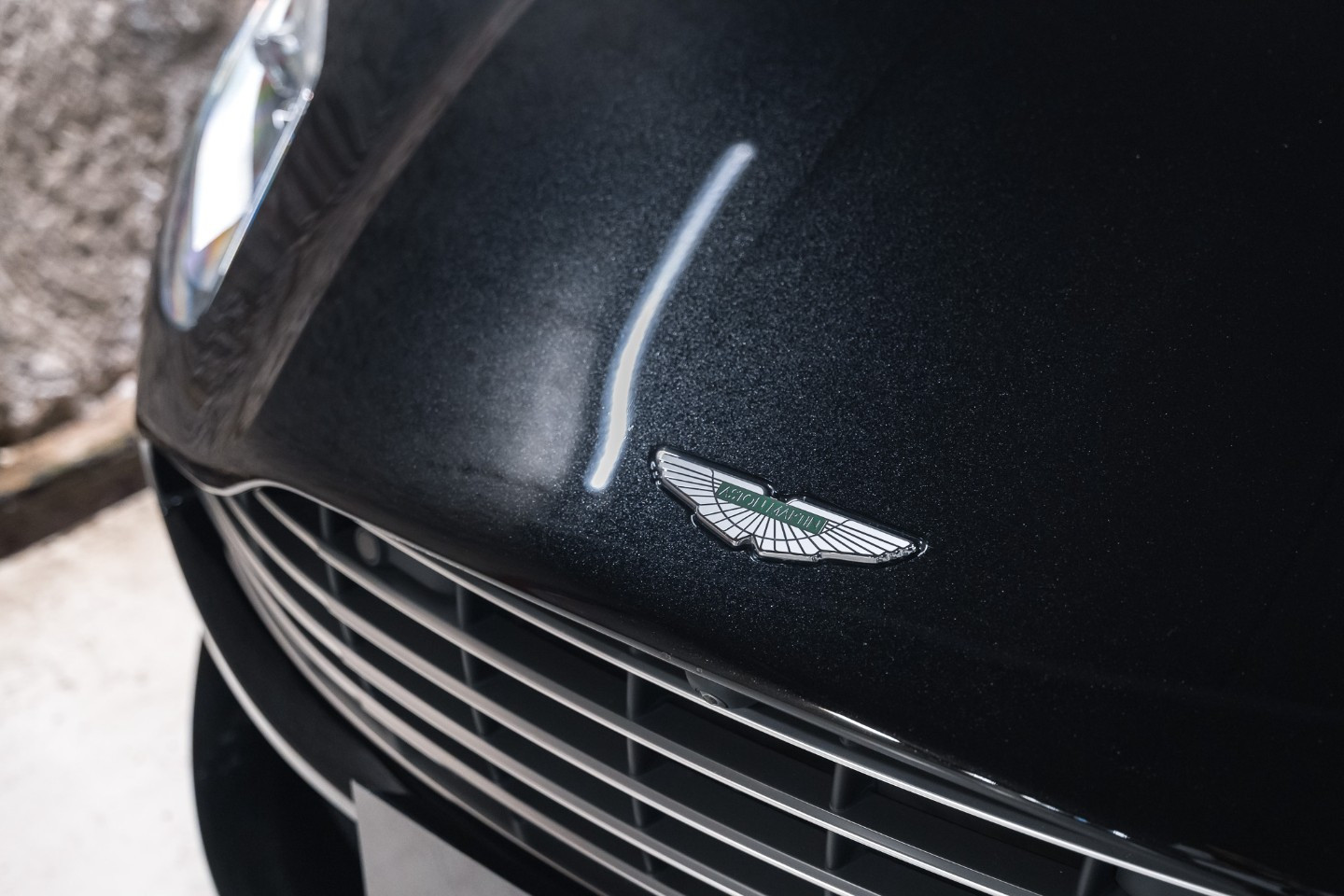 
                                                Voiture
                                                 Aston Martin DB11 V12 5.2 608