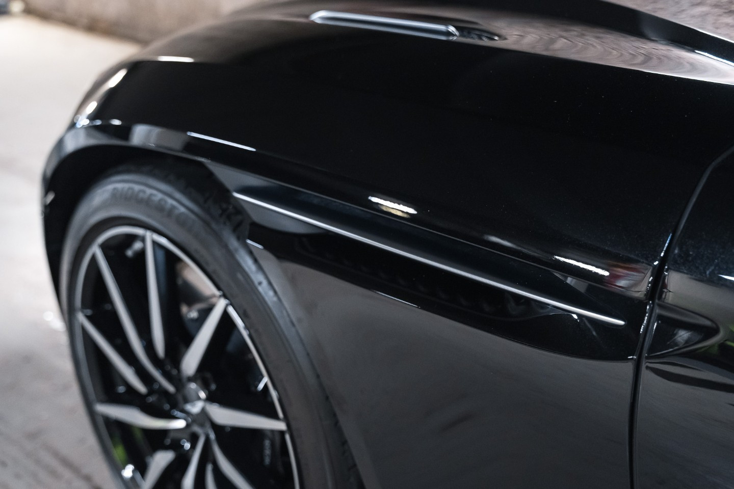 
                                                Voiture
                                                 Aston Martin DB11 V12 5.2 608