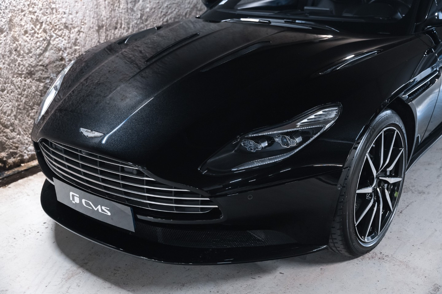 
                                                Voiture
                                                 Aston Martin DB11 V12 5.2 608