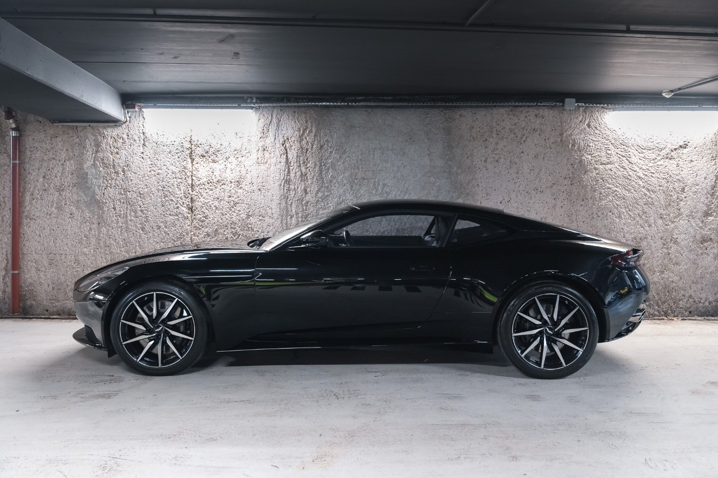
                                                Voiture
                                                 Aston Martin DB11 V12 5.2 608
