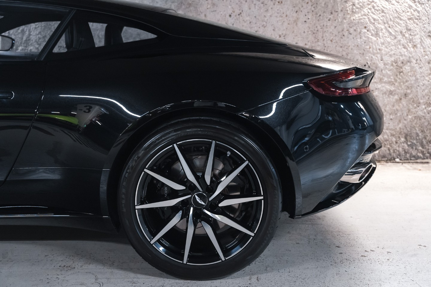 
                                                Voiture
                                                 Aston Martin DB11 V12 5.2 608
