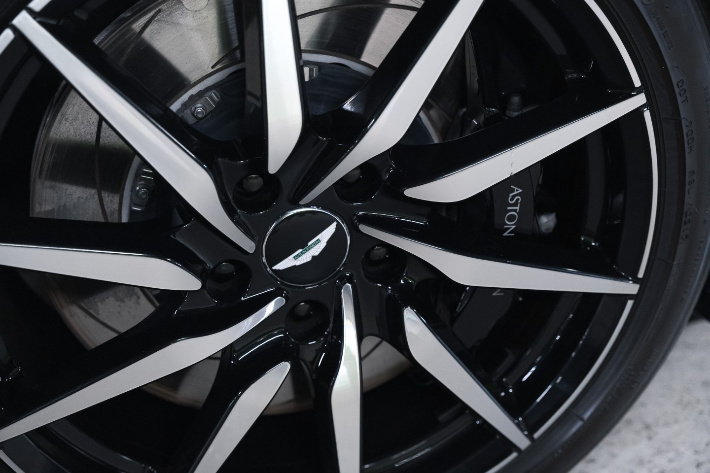 
                                                Voiture
                                                 Aston Martin DB11 V12 5.2 608