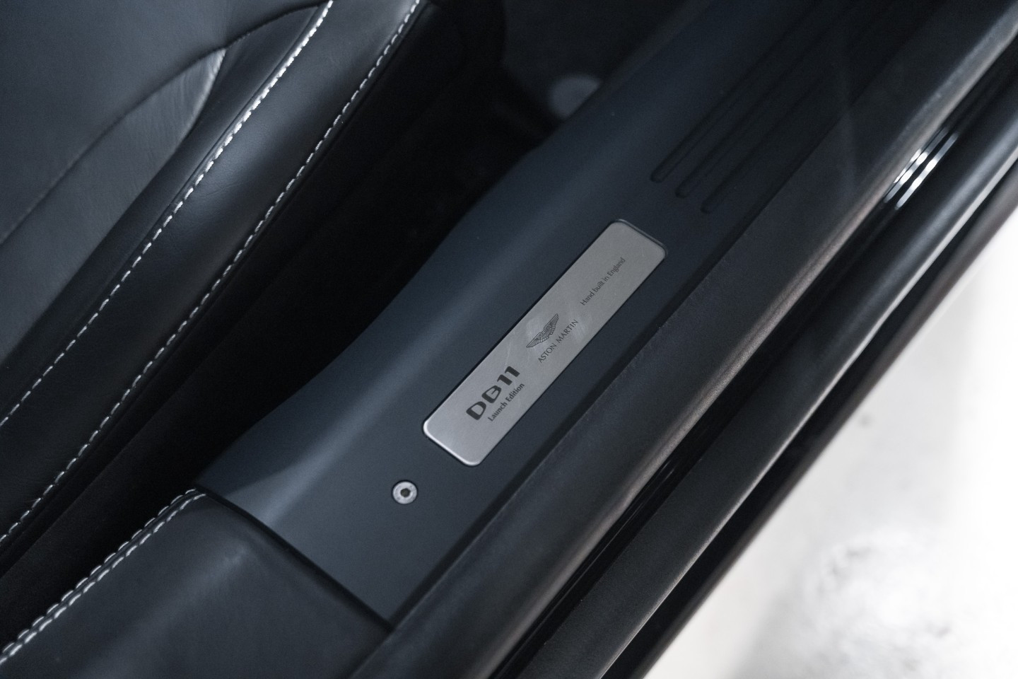 
                                                Voiture
                                                 Aston Martin DB11 V12 5.2 608