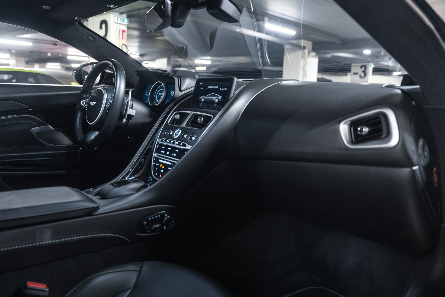 
                                                Voiture
                                                 Aston Martin DB11 V12 5.2 608