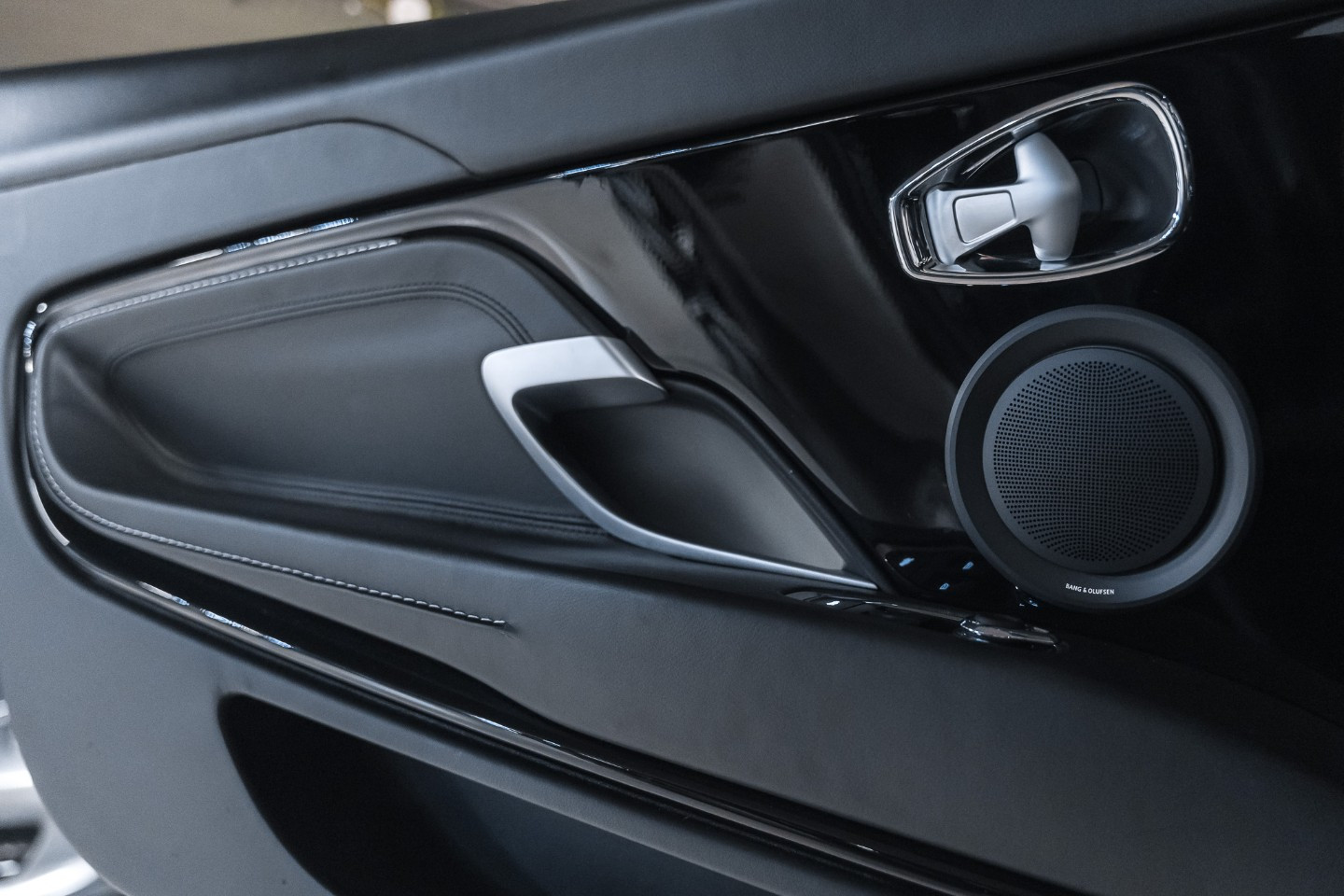 
                                                Voiture
                                                 Aston Martin DB11 V12 5.2 608