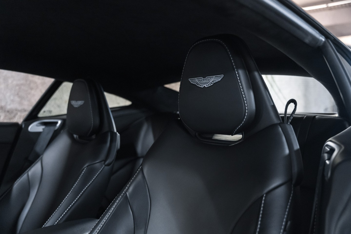 
                                                Voiture
                                                 Aston Martin DB11 V12 5.2 608