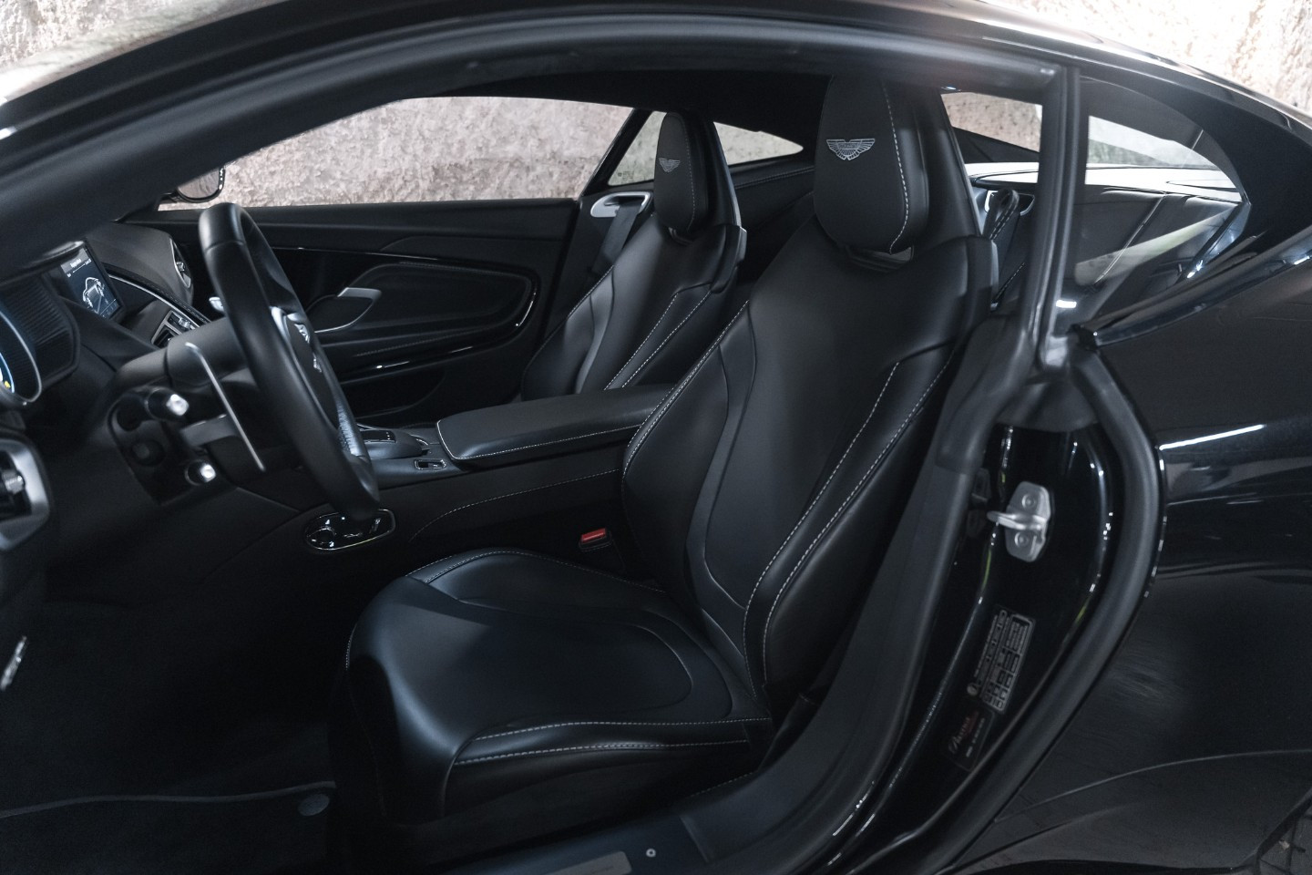 
                                                Voiture
                                                 Aston Martin DB11 V12 5.2 608