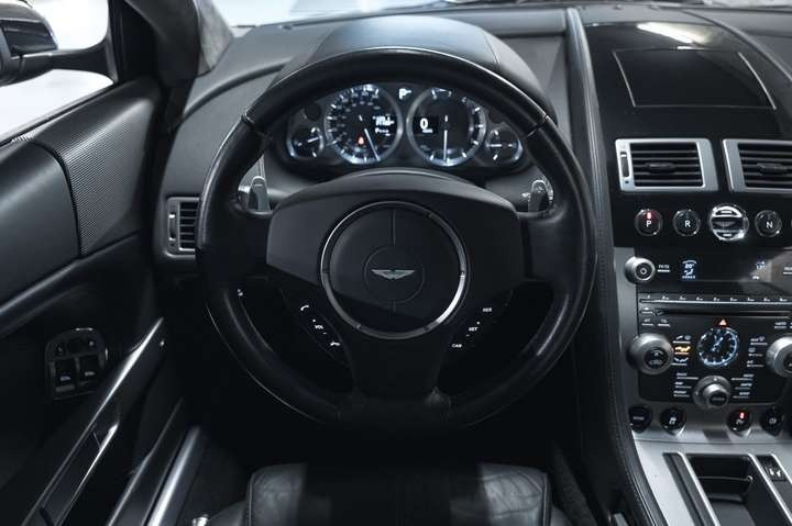 
                                                Voiture
                                                 Aston Martin DB9 Coupé Touchtronic A