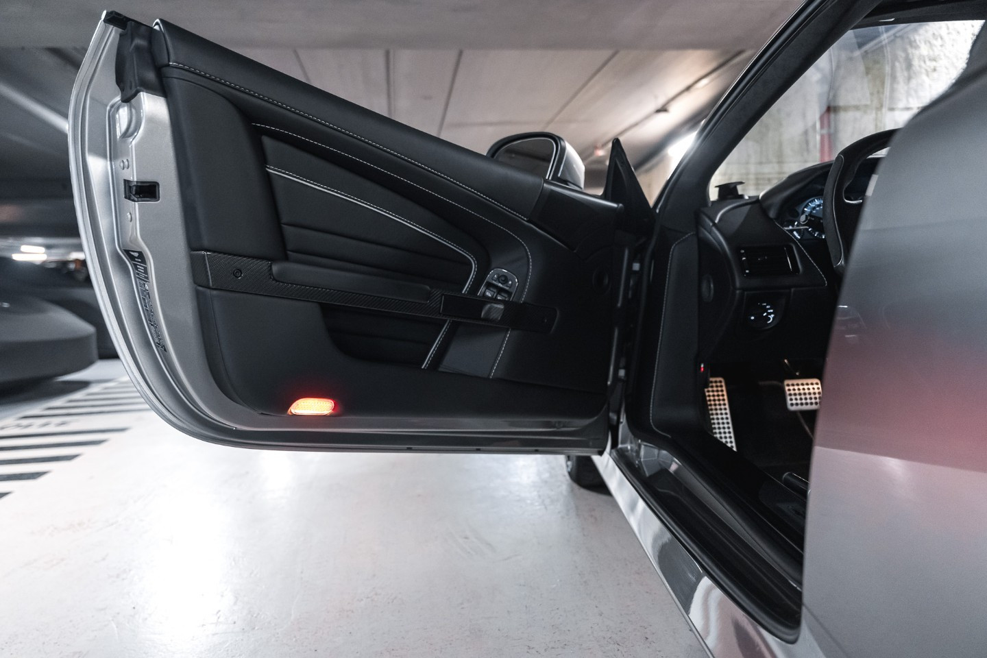 
                                                Voiture
                                                 Aston Martin DB9 GT Bond Edition V12 6.0 548