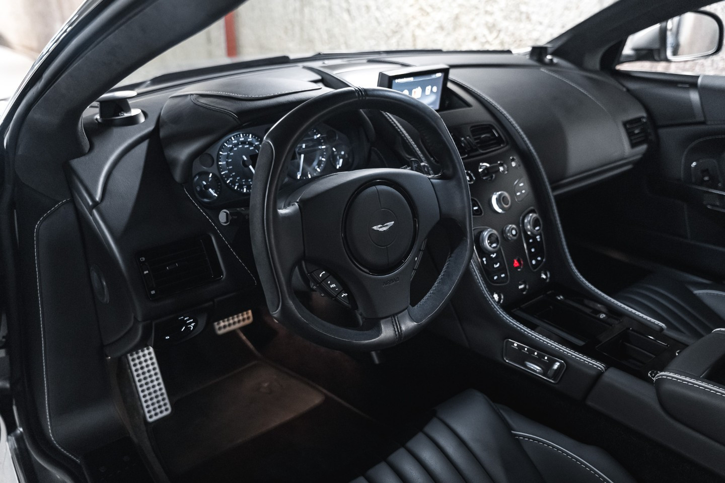 
                                                Voiture
                                                 Aston Martin DB9 GT Bond Edition V12 6.0 548