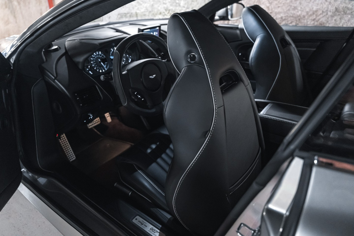 
                                                Voiture
                                                 Aston Martin DB9 GT Bond Edition V12 6.0 548