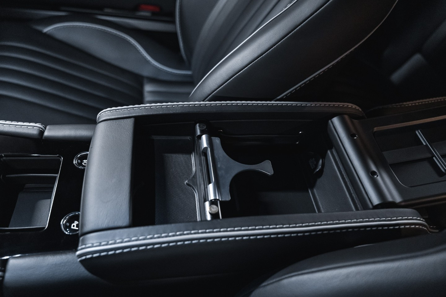 
                                                Voiture
                                                 Aston Martin DB9 GT Bond Edition V12 6.0 548