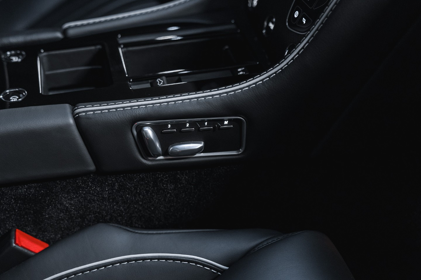 
                                                Voiture
                                                 Aston Martin DB9 GT Bond Edition V12 6.0 548