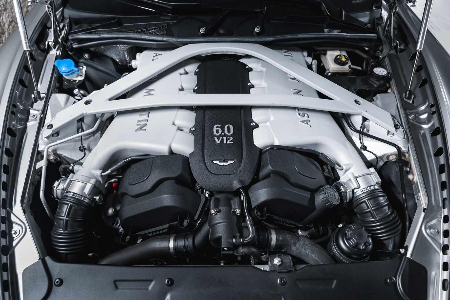 
                                                Voiture
                                                 Aston Martin DB9 GT Bond Edition V12 6.0 548