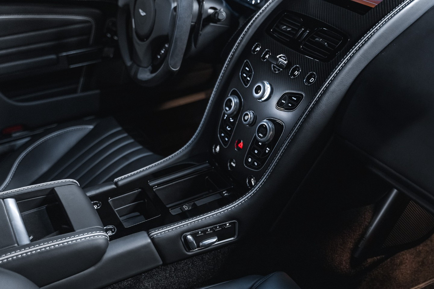 
                                                Voiture
                                                 Aston Martin DB9 GT Bond Edition V12 6.0 548