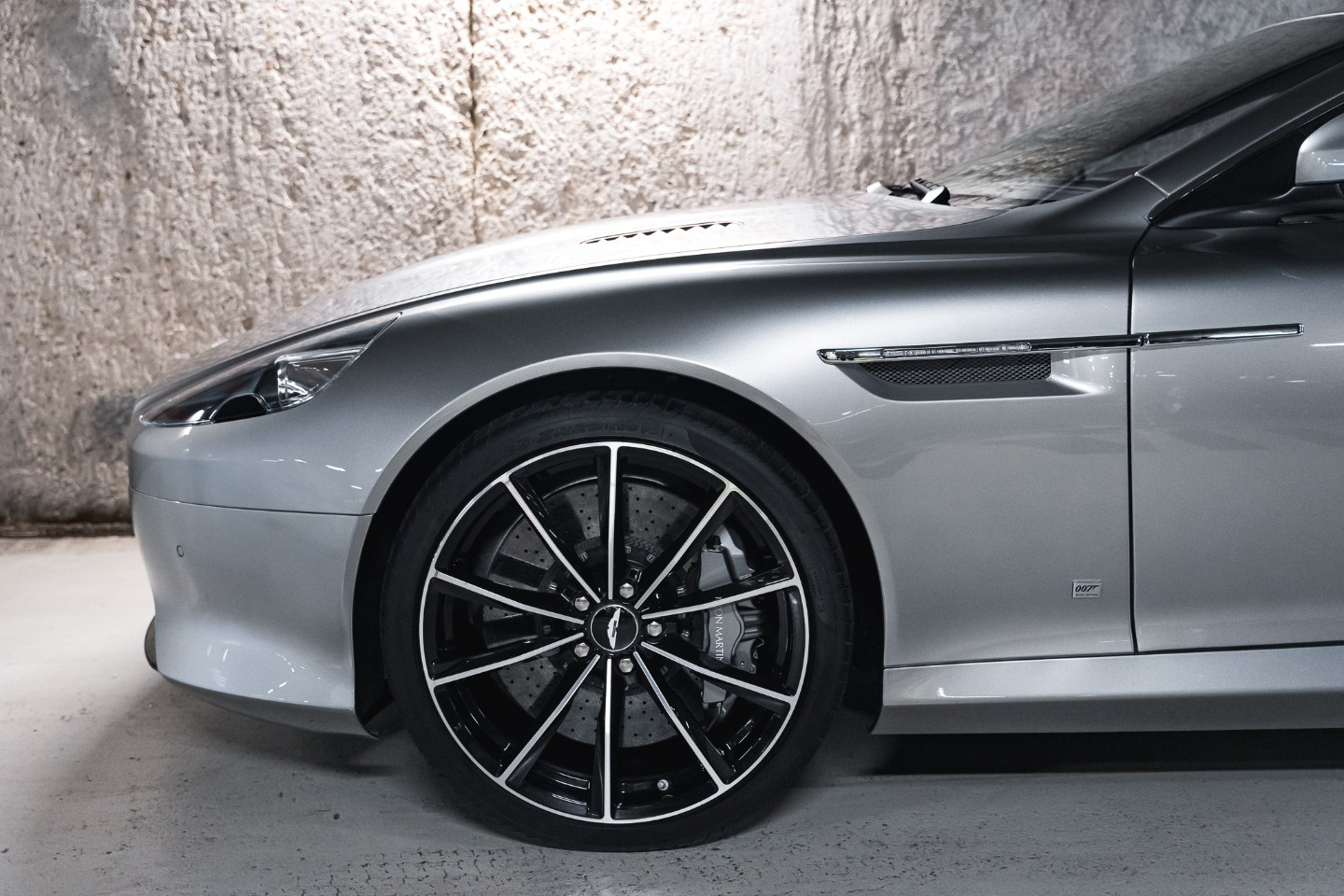 
                                                Voiture
                                                 Aston Martin DB9 GT Bond Edition V12 6.0 548