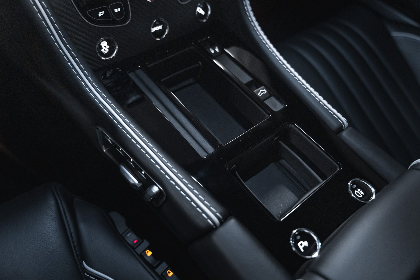 
                                                Voiture
                                                 Aston Martin DB9 GT Bond Edition V12 6.0 548