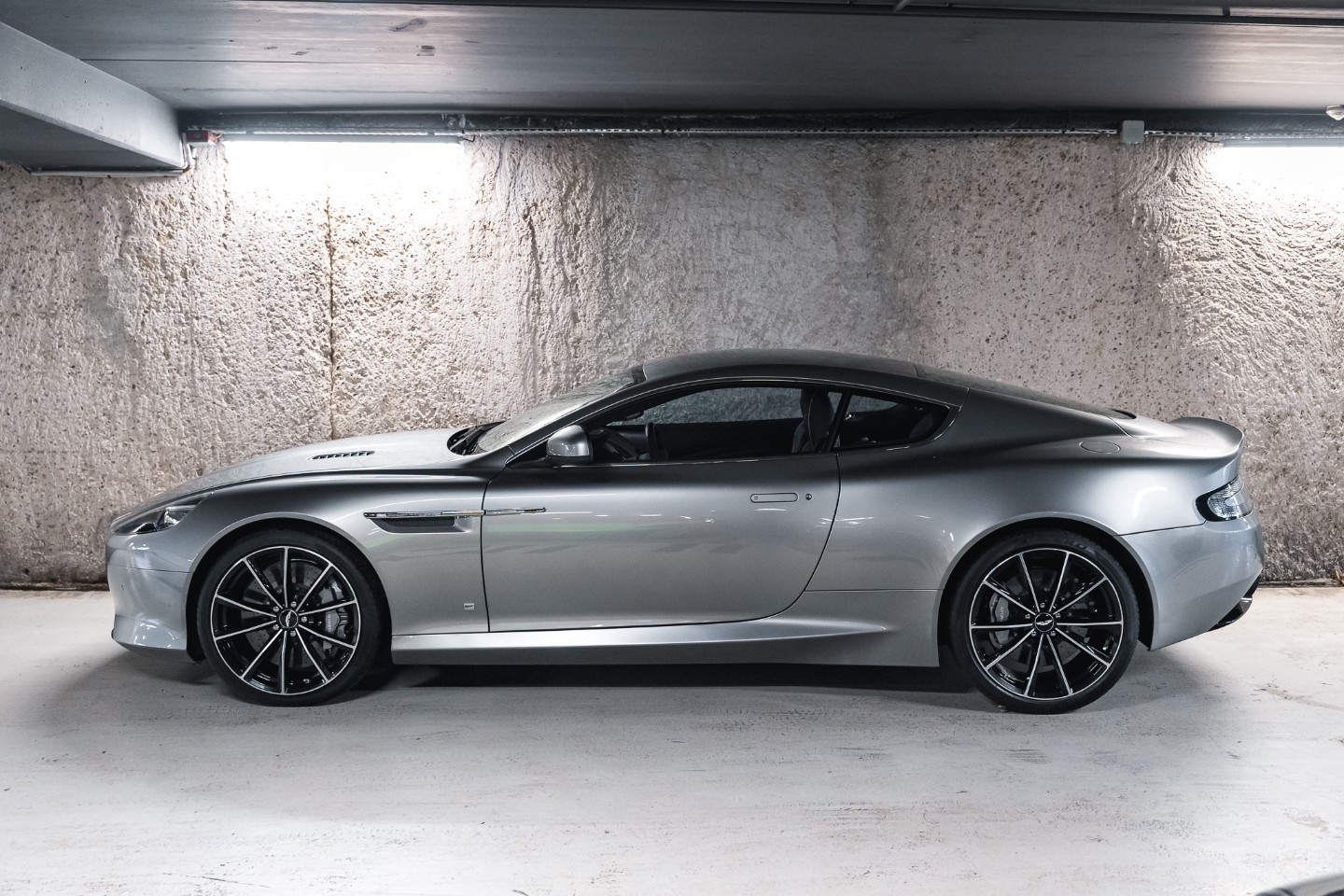 
                                                Voiture
                                                 Aston Martin DB9 GT Bond Edition V12 6.0 548