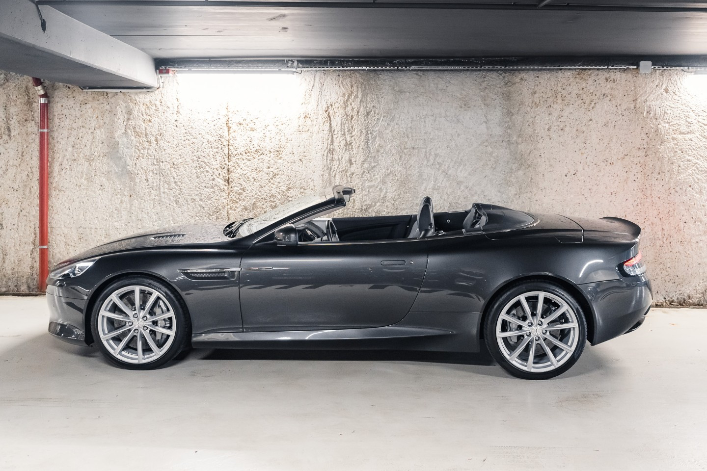 
                                                Voiture
                                                 Aston Martin DB9 GT Volante V12 6.0 548
