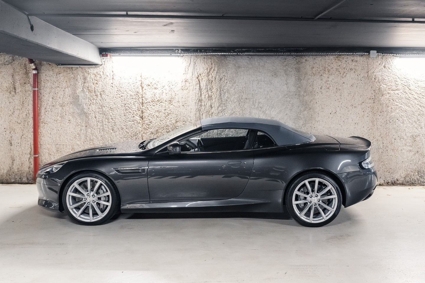 
                                                Voiture
                                                 Aston Martin DB9 GT Volante V12 6.0 548
