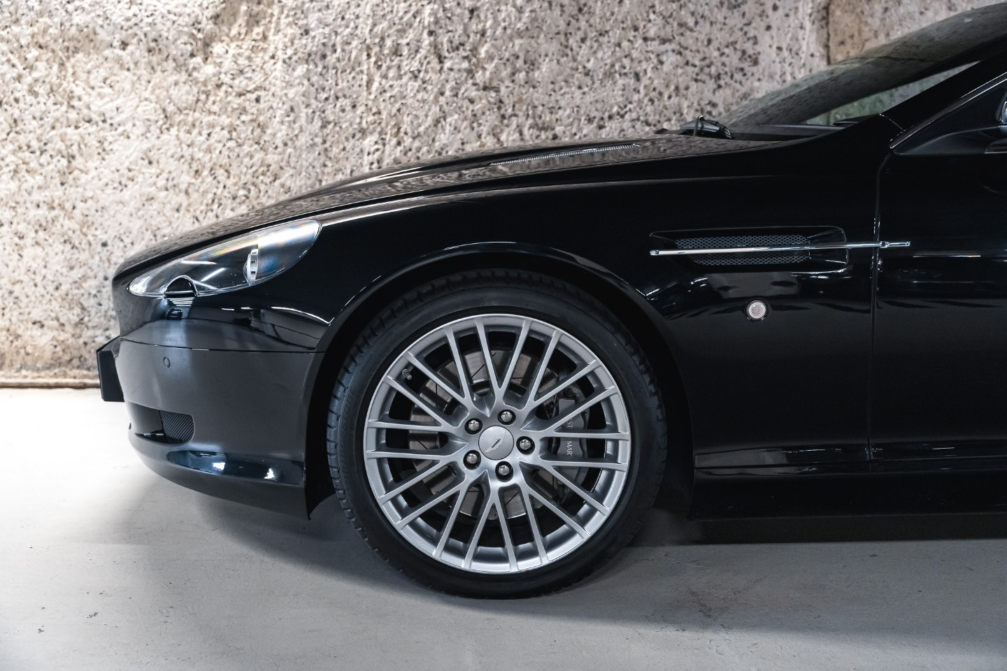 
                                                Voiture
                                                 Aston Martin DB9 (I) V12 6.0 450 Touchtronic