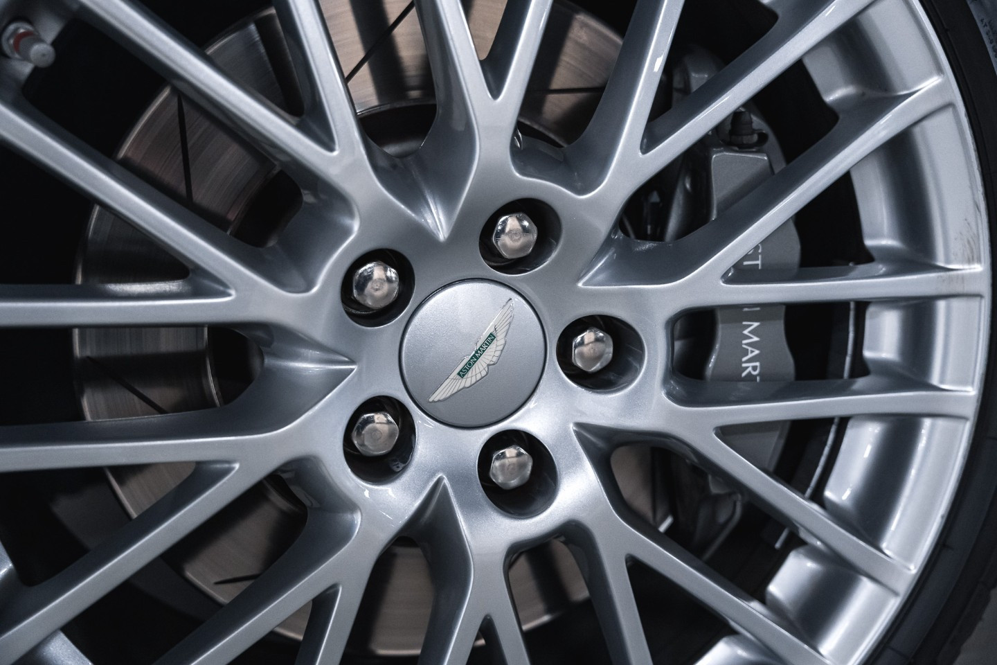 
                                                Voiture
                                                 Aston Martin DB9 (I) V12 6.0 450 Touchtronic