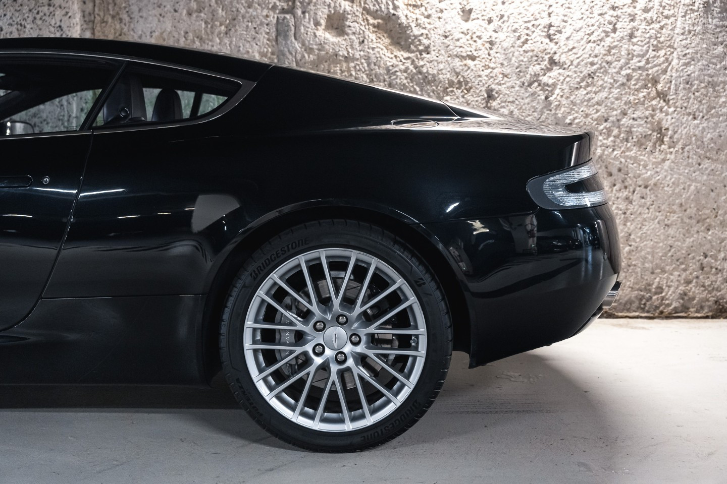 
                                                Voiture
                                                 Aston Martin DB9 (I) V12 6.0 450 Touchtronic