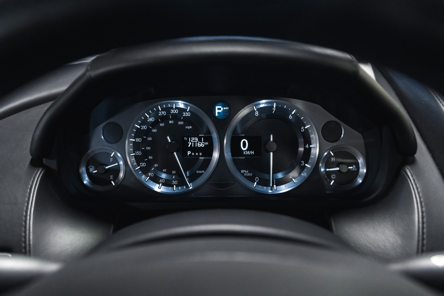 
                                                Voiture
                                                 Aston Martin DB9 (I) V12 6.0 450 Touchtronic