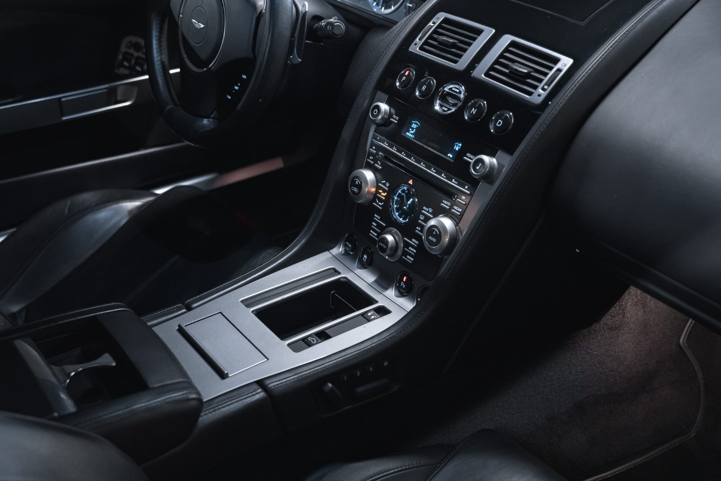 
                                                Voiture
                                                 Aston Martin DB9 (I) V12 6.0 450 Touchtronic