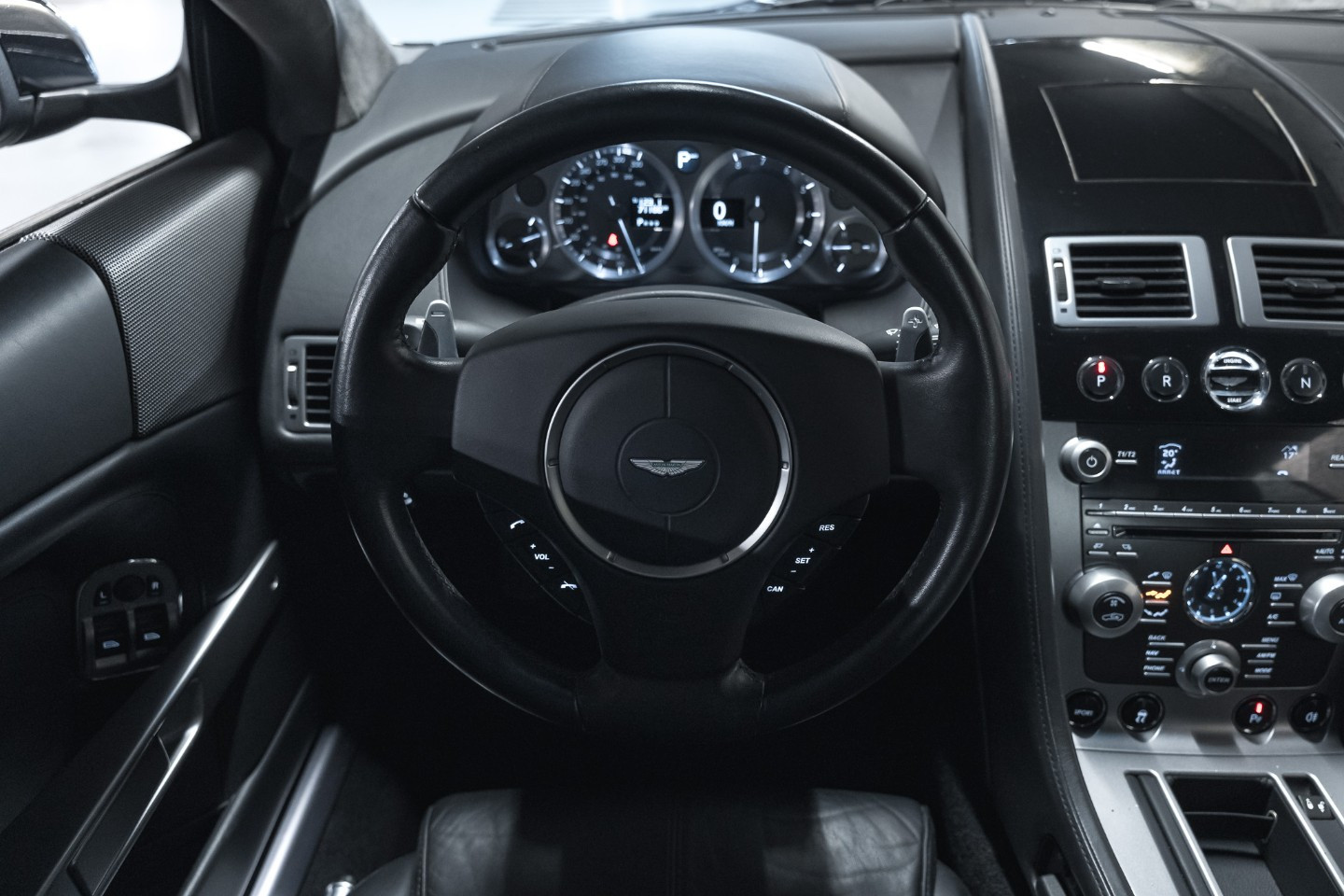 
                                                Voiture
                                                 Aston Martin DB9 (I) V12 6.0 450 Touchtronic