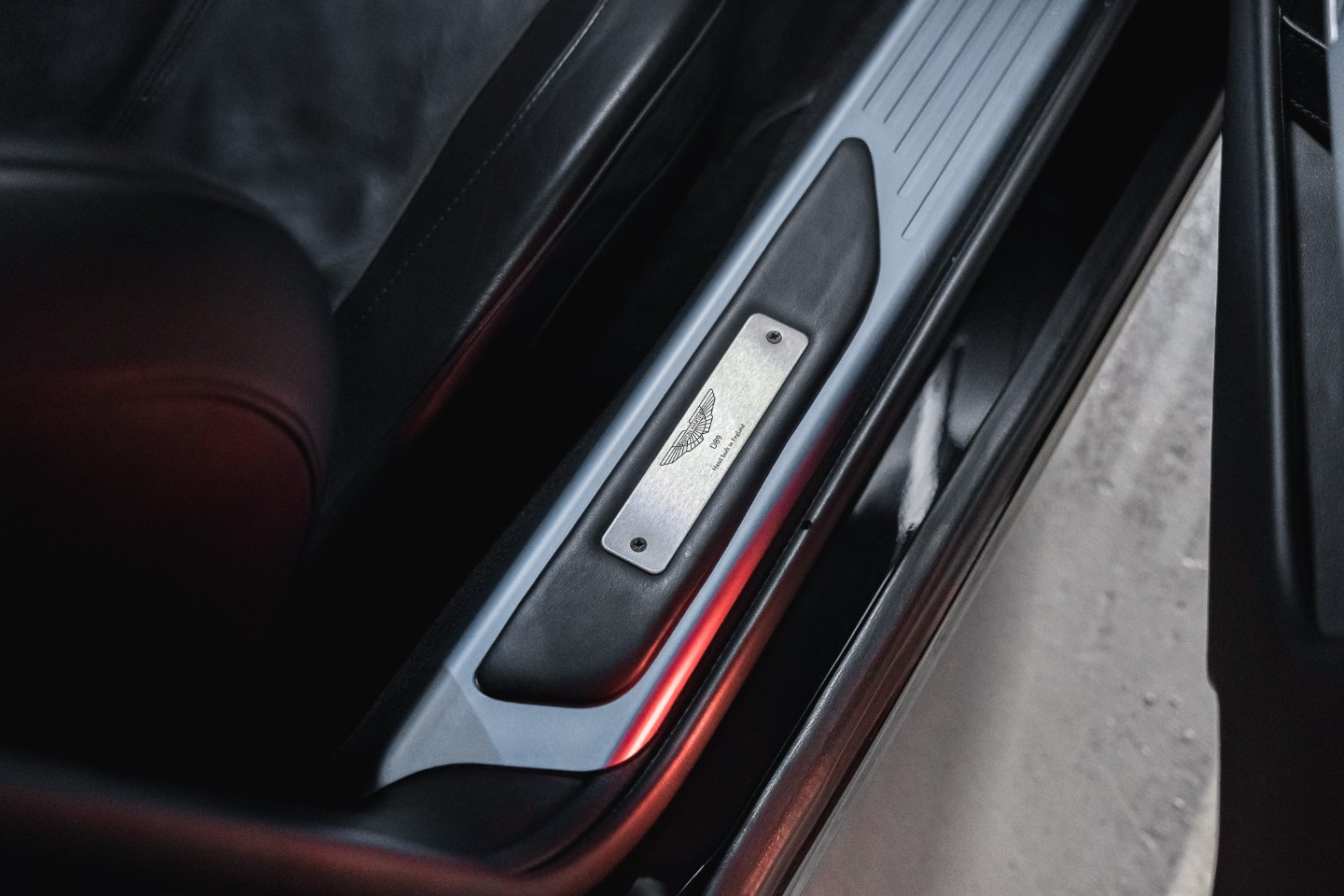 
                                                Voiture
                                                 Aston Martin DB9 (I) V12 6.0 450 Touchtronic