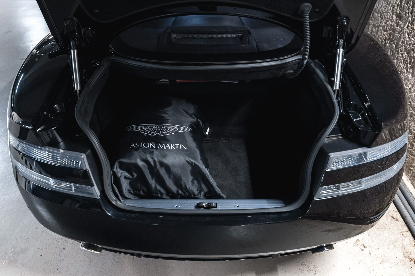 
                                                Voiture
                                                 Aston Martin DB9 (I) V12 6.0 450 Touchtronic