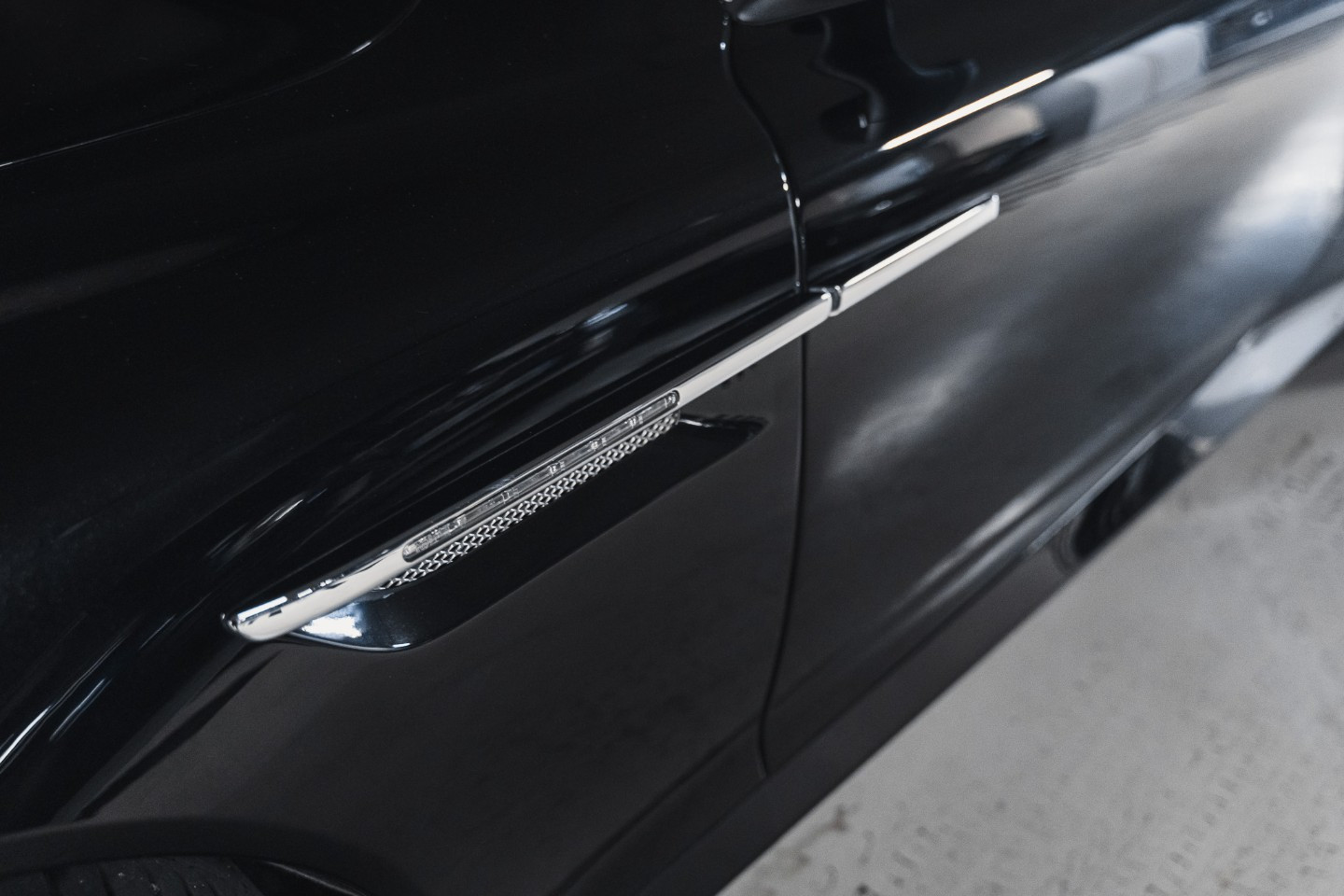 
                                                Voiture
                                                 Aston Martin DB9 (III) V12 6.0 517