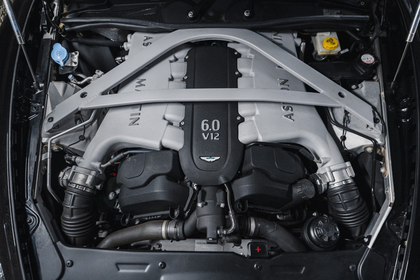 
                                                Voiture
                                                 Aston Martin DB9 (III) V12 6.0 517