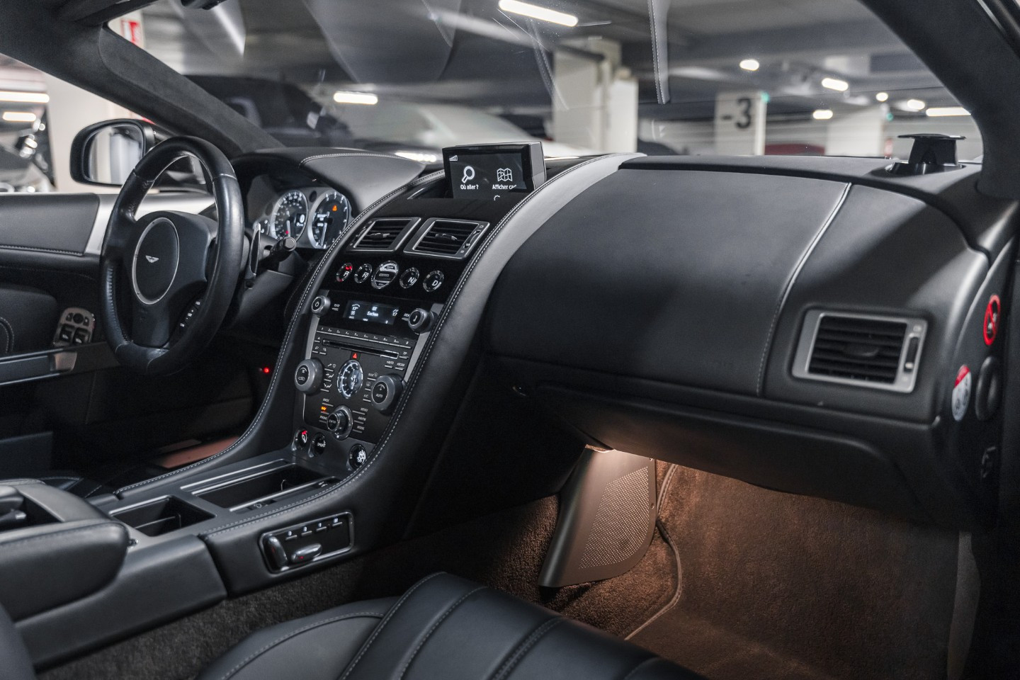 
                                                Voiture
                                                 Aston Martin DB9 (III) V12 6.0 517