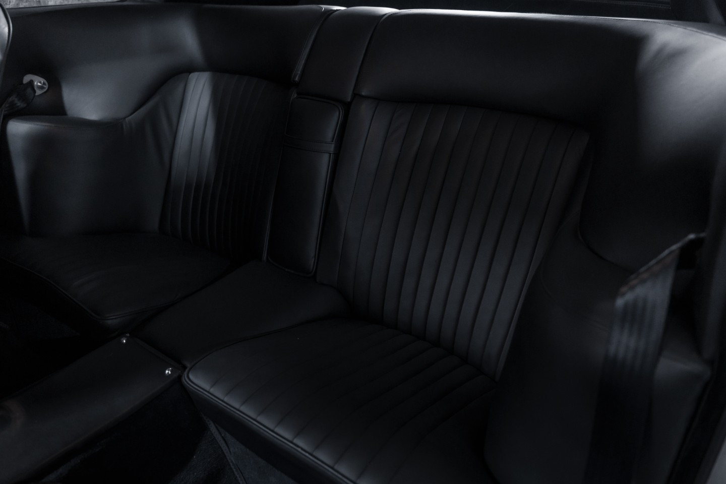 
                                                Voiture
                                                 Aston Martin DBS L6 Saloon
