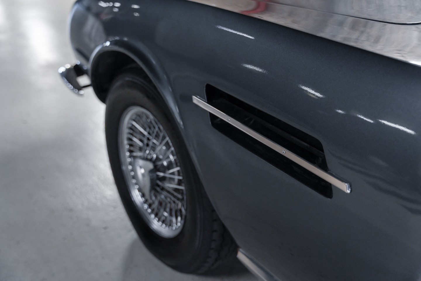 
                                                Voiture
                                                 Aston Martin DBS L6 Saloon