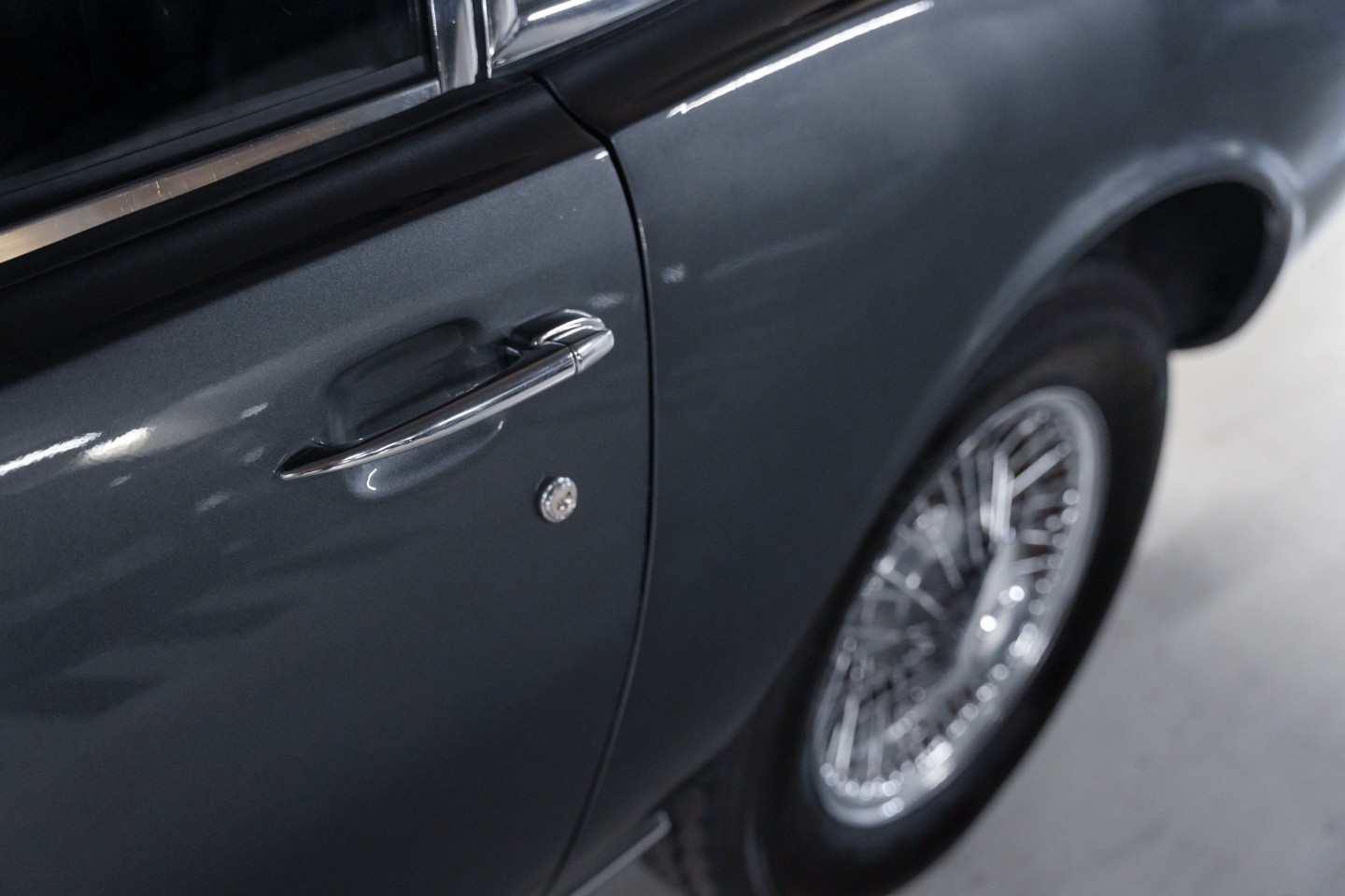 
                                                Voiture
                                                 Aston Martin DBS L6 Saloon