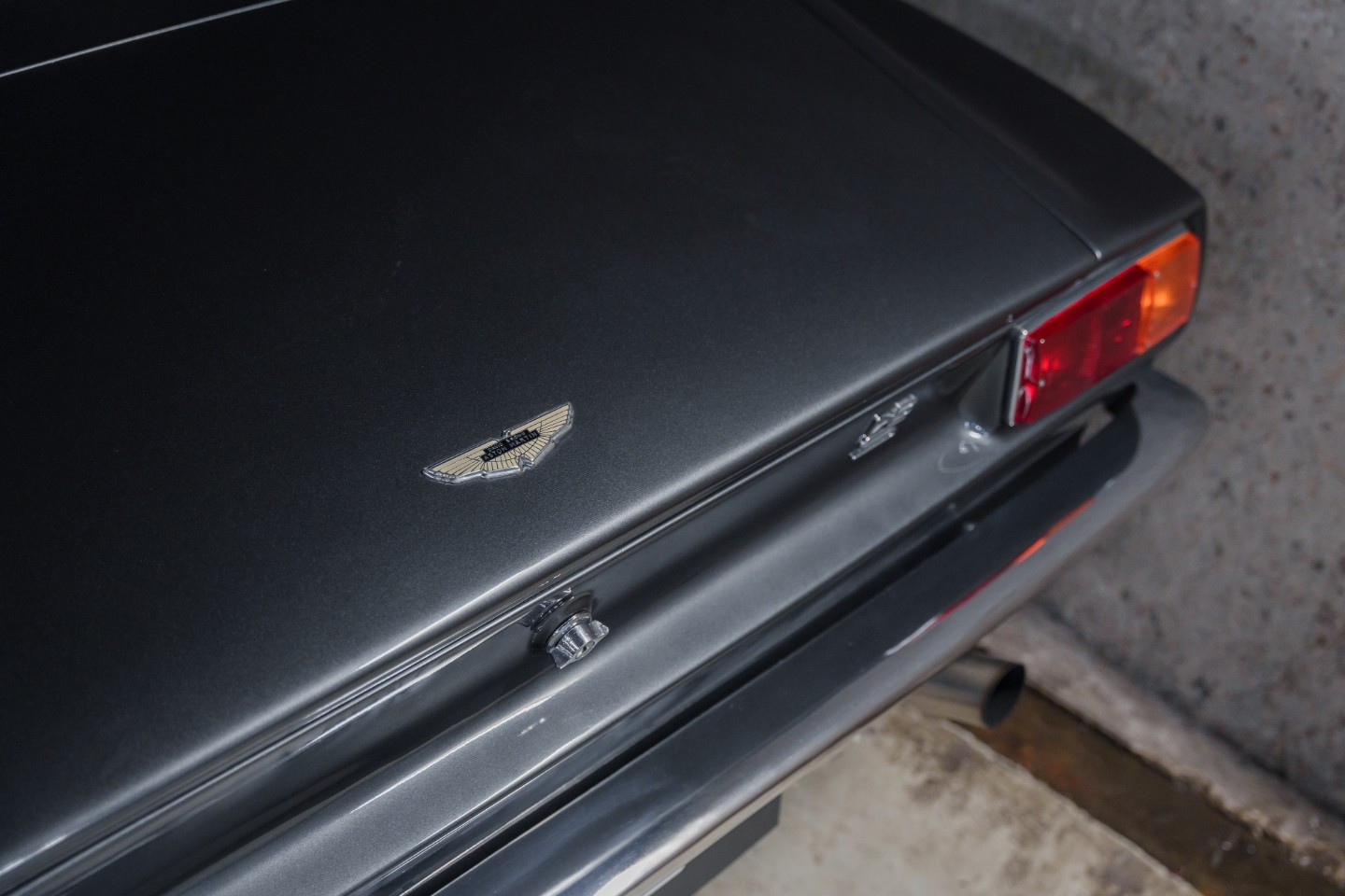 
                                                Voiture
                                                 Aston Martin DBS L6 Saloon