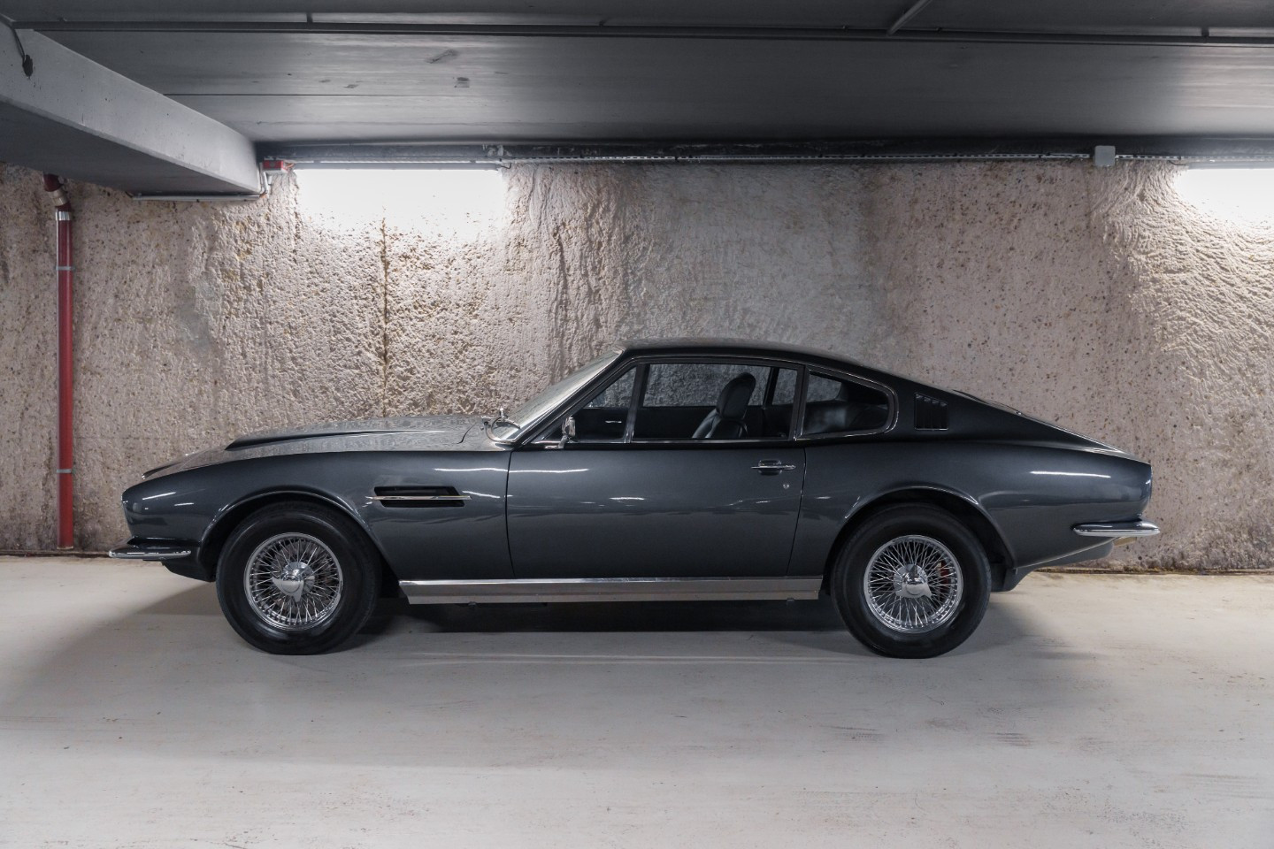 
                                                Voiture
                                                 Aston Martin DBS L6 Saloon