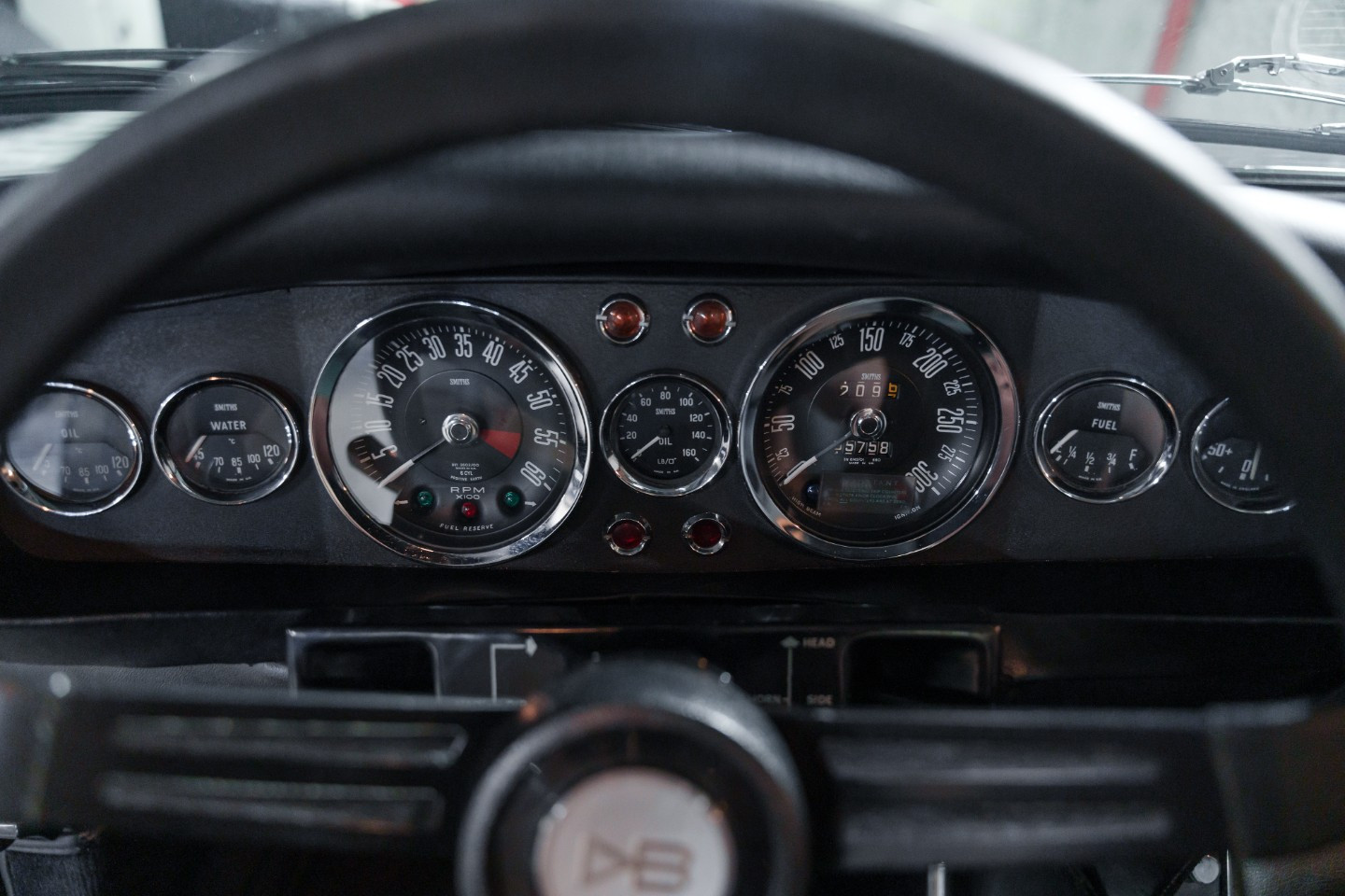 
                                                Voiture
                                                 Aston Martin DBS L6 Saloon