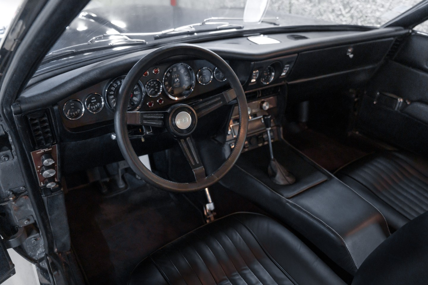 
                                                Voiture
                                                 Aston Martin DBS L6 Saloon