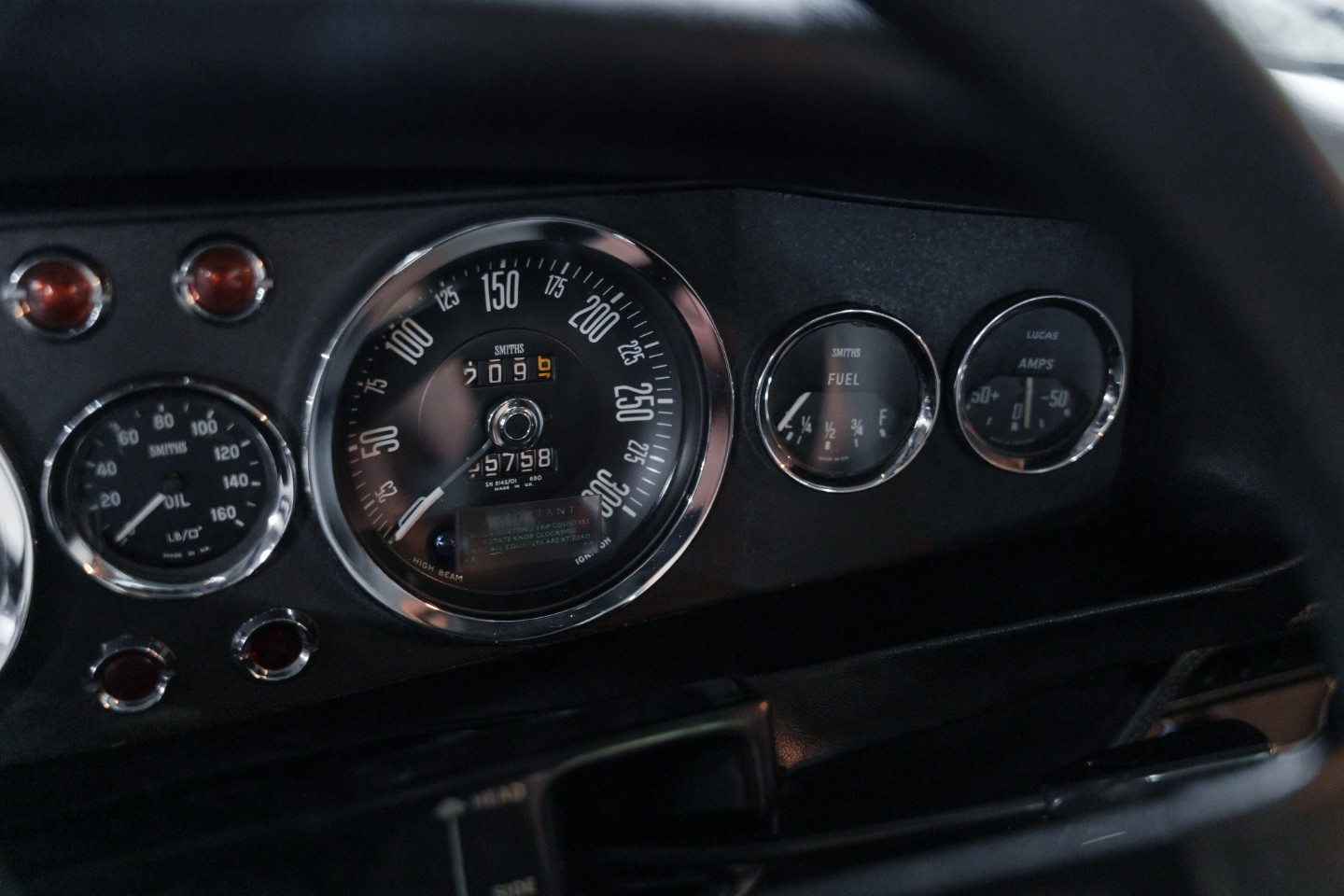 
                                                Voiture
                                                 Aston Martin DBS L6 Saloon