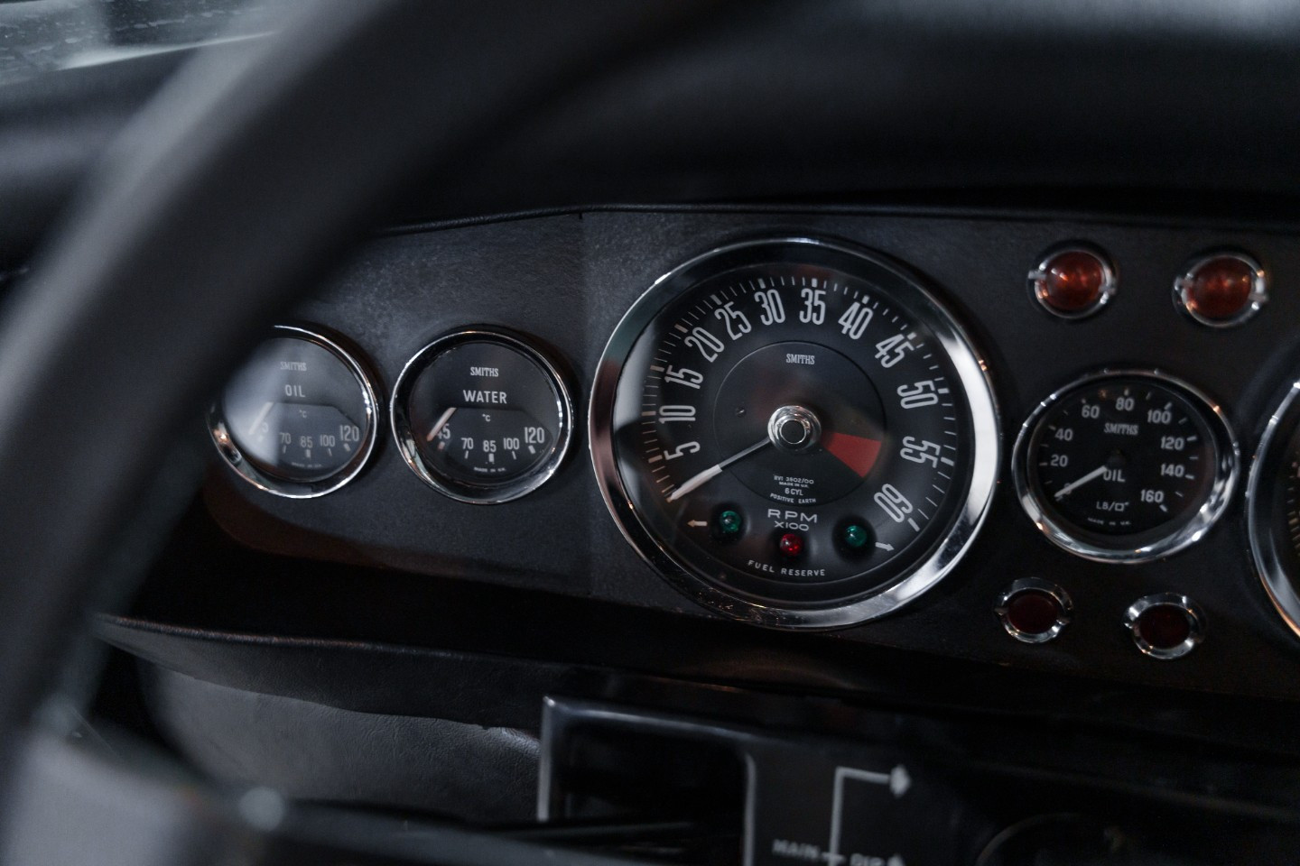 
                                                Voiture
                                                 Aston Martin DBS L6 Saloon