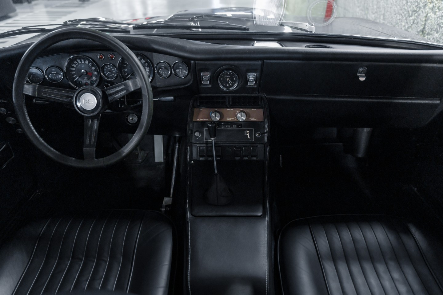 
                                                Voiture
                                                 Aston Martin DBS L6 Saloon