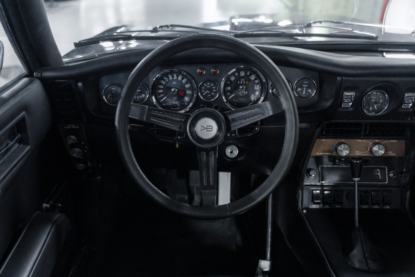 
                                                Voiture
                                                 Aston Martin DBS L6 Saloon